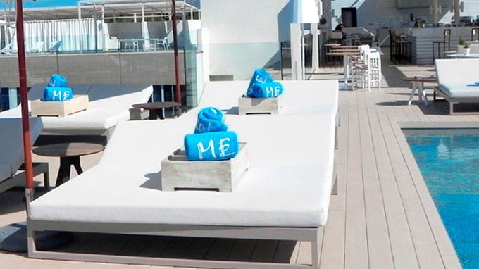 Madertech se puede utilizar en zonas con piscina gracias a sus propiedades antideslizantes