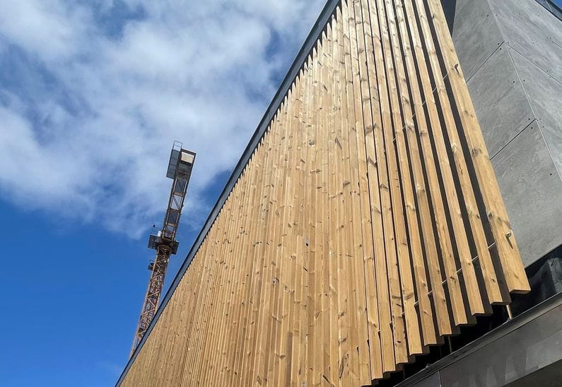 Lamas de termotratada visten la fachada del Centro Social Aquilino Iglesia en Lugo