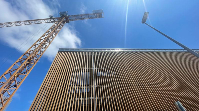 Lamas termotratadas visten la fachada del Centro Social Aquilino Iglesias en Lugo