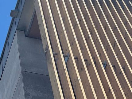 Lamas de termotratada visten la fachada del Centro Social Aquilino Iglesia en Lugo