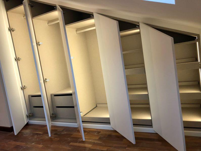 El arte de aprovecha espacios con armarios en caída
