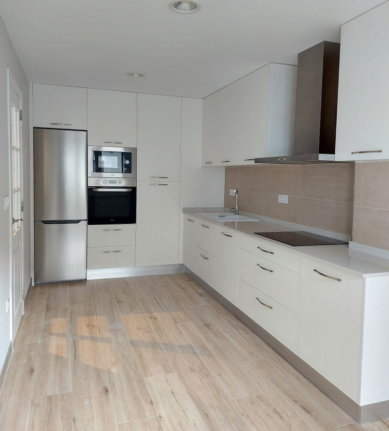 Cocinas en blanco y en madera, el dúo perfecto