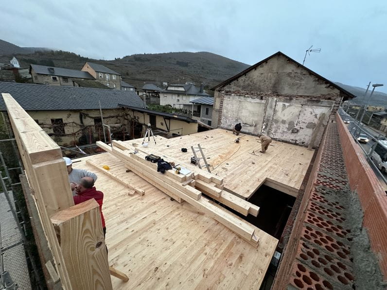 Cómo la restauración de un edificio en madera con secuelas de un incendio es posible