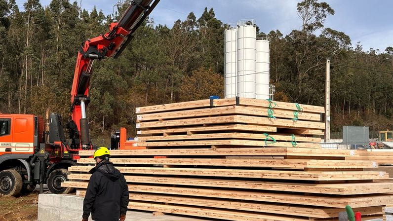 Besteiro interviene en una construcción para defensa del monte, nuevo BUO en Mondoñedo