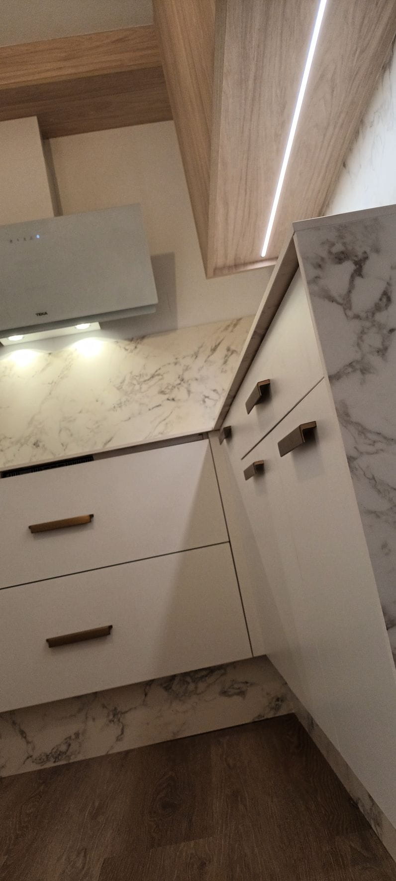 Blanco y madera, una combinación ganadora para decorar la cocina