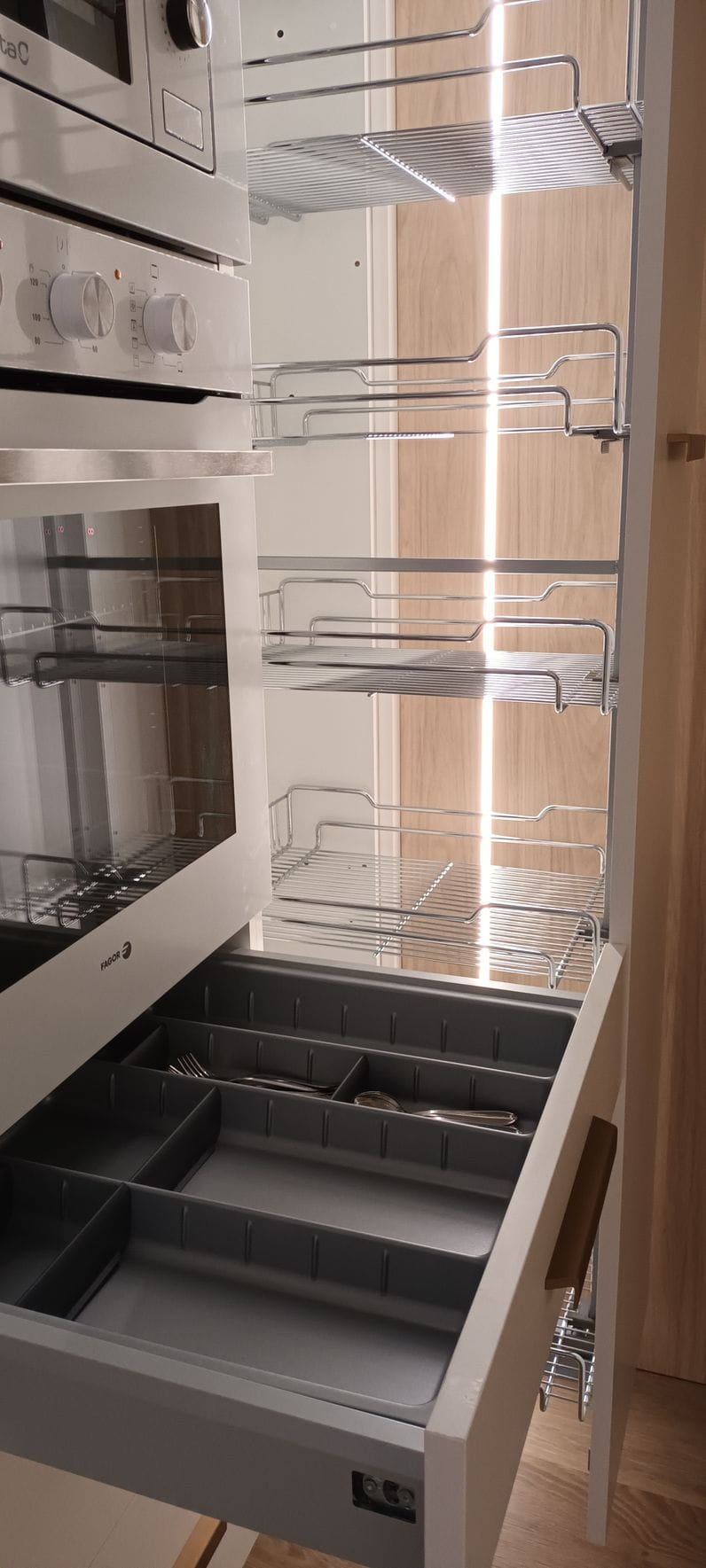 Blanco y madera, una combinación ganadora para decorar la cocina