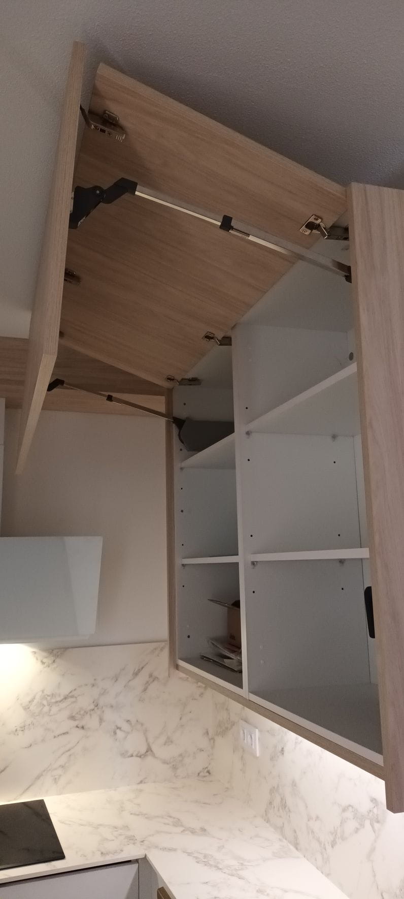 Blanco y madera, una combinación ganadora para decorar la cocina