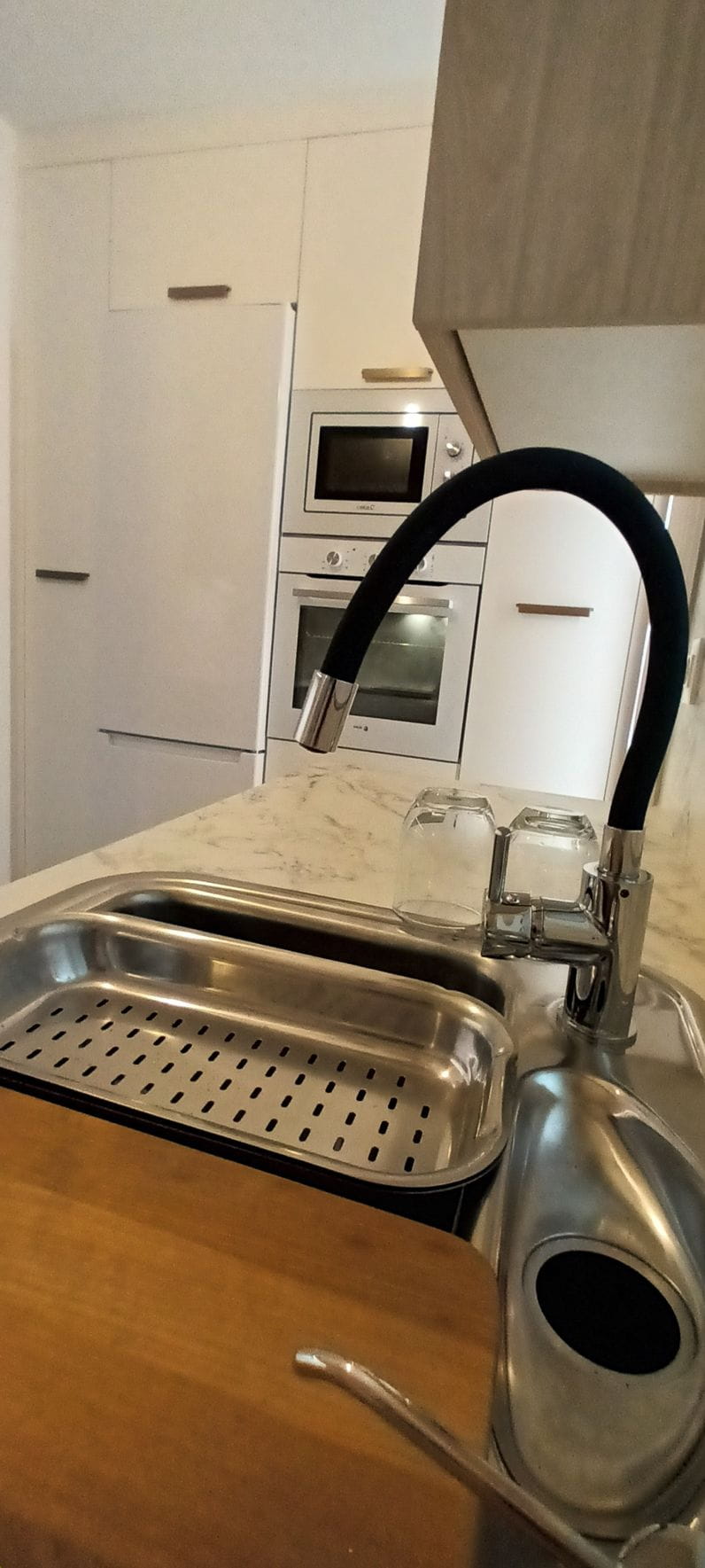 Blanco y madera, una combinación ganadora para decorar la cocina