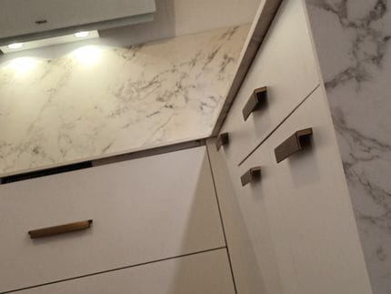 Blanco y madera, una combinación ganadora para decorar la cocina