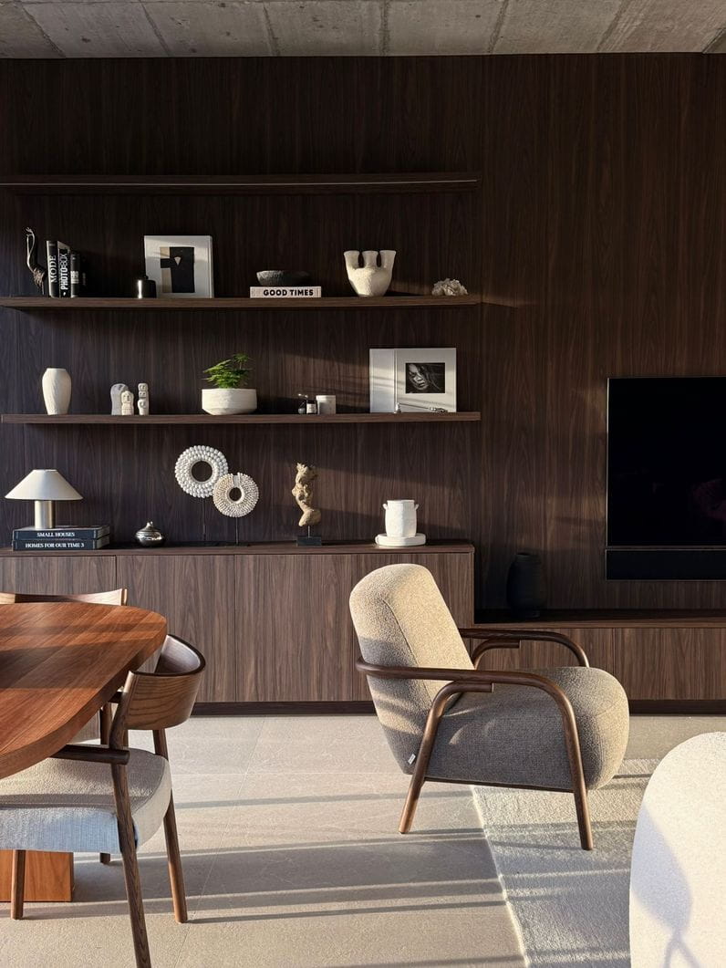 Diana Walnut, el nuevo diseño de Finsa 360: total look para revestimiento y mobiliario de salón