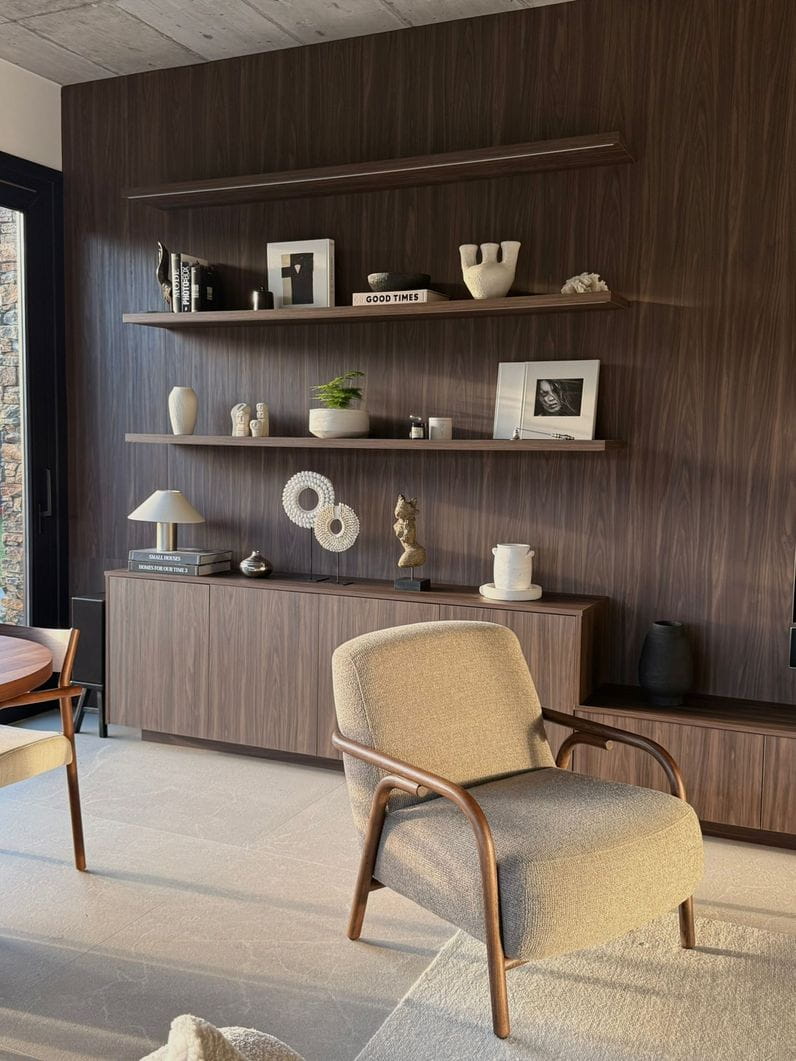 Diana Walnut, el nuevo diseño de Finsa 360: total look para revestimiento y mobiliario de salón