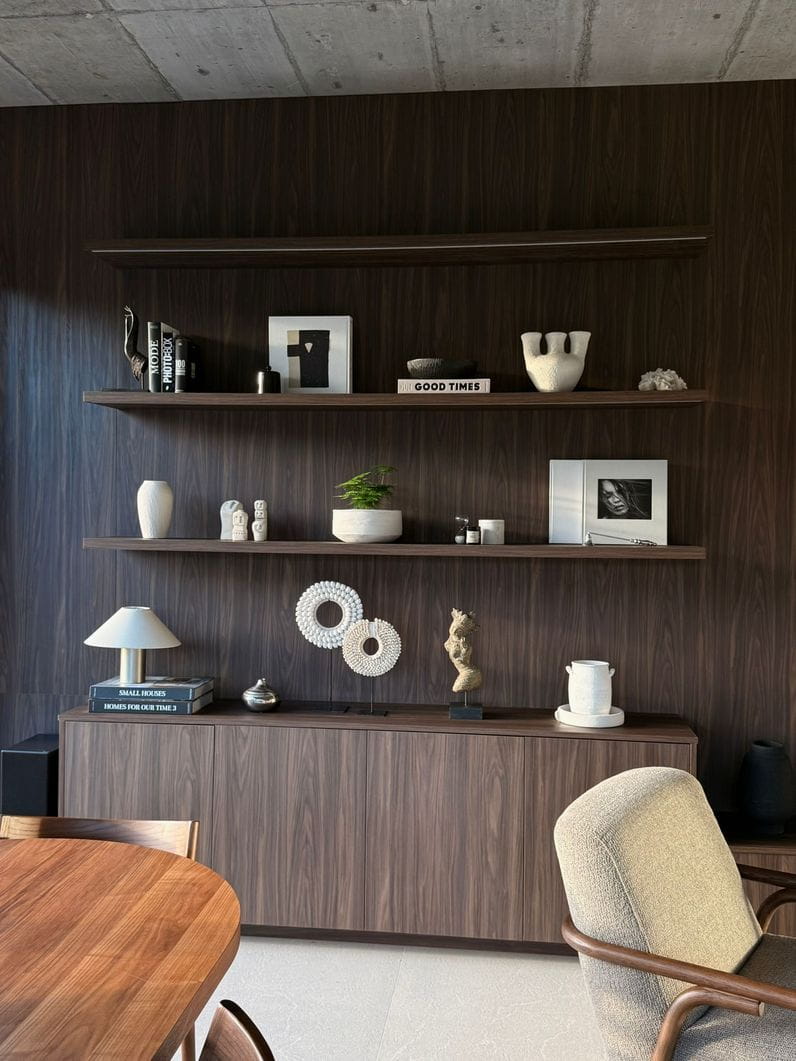 Diana Walnut, el nuevo diseño de Finsa 360: total look para revestimiento y mobiliario de salón