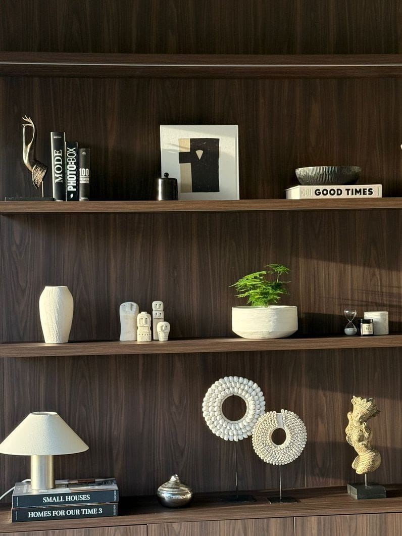 Diana Walnut, el nuevo diseño de Finsa 360: total look para revestimiento y mobiliario de salón