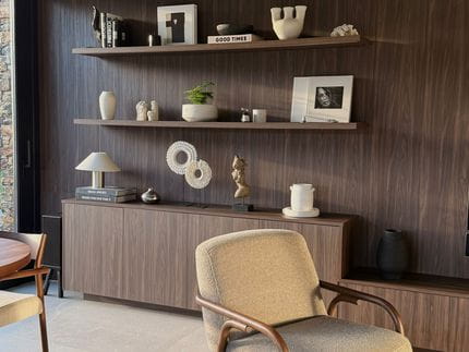 Diana Walnut, el nuevo diseño de Finsa 360: total look para revestimiento y mobiliario de salón